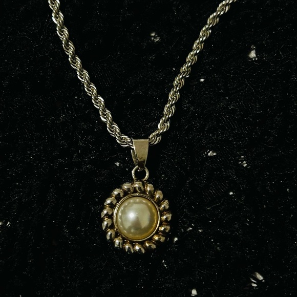 Jewelry - Silver intertwine Rope Chain Necklace with Pearl Pendant
